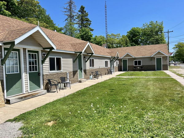 CJs UP North Inn (Browns Motel) - Web Listing (newer photo)